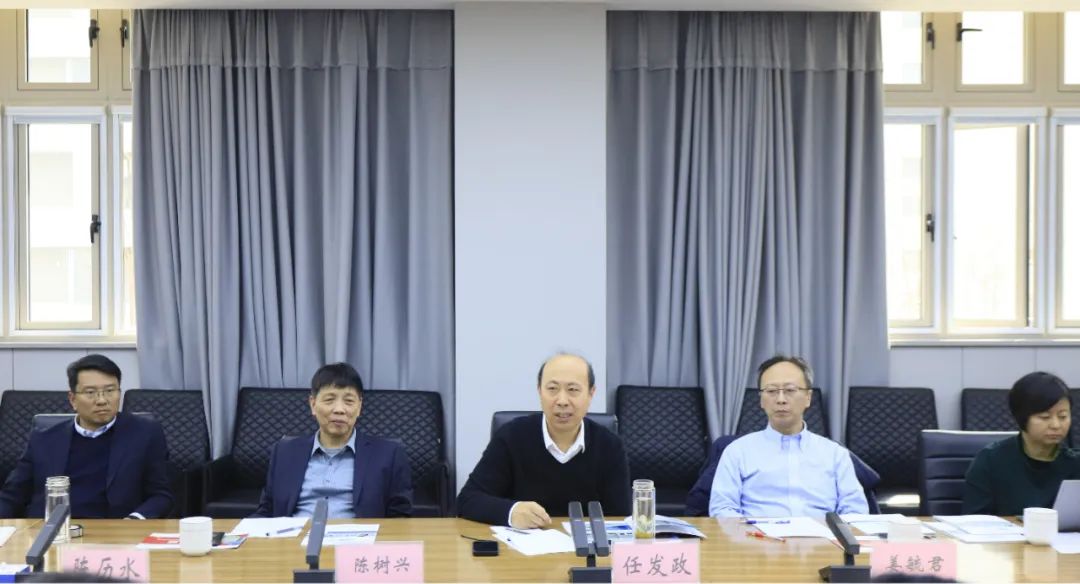 花花牛乳業集團黨委書記、董事長唐洪峰一行赴中原食品實驗室同中國工程院院士、中原食品實驗室主任任發政座談交流 花花牛乳業集團黨委書記、董事長唐洪峰一行赴中原食品實驗室同中國工程院院士、中原食品實驗室主任任發政座談交流