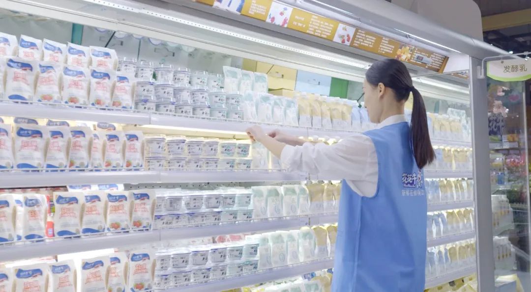 點贊！河南日報要聞02版——報道花花牛乳業(yè)集團鄭州分公司乳制品生產(chǎn)場景，彰顯花花牛乳業(yè)集團發(fā)展新活力