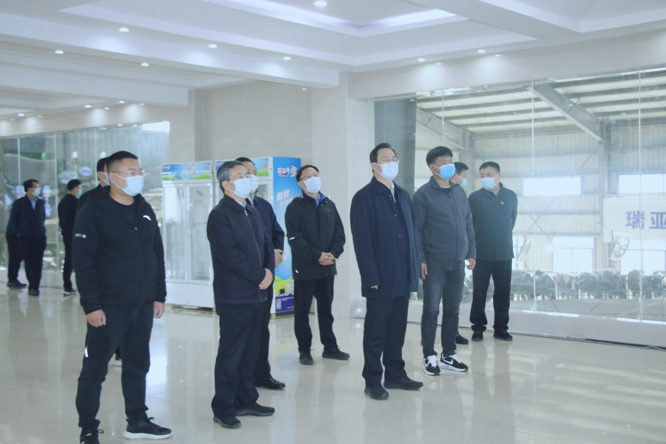 河南省人大常委會黨組書記、副主任孔昌生蒞臨花花牛魯山瑞亞牧場參觀調(diào)研 河南省人大常委會黨組書記、副主任孔昌生蒞臨花花牛魯山瑞亞牧場參觀調(diào)研
