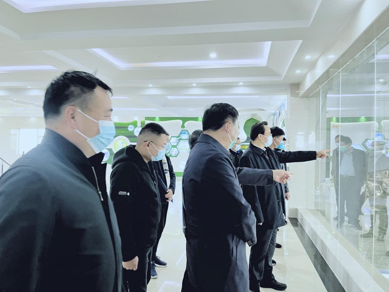 河南省人大常委會黨組書記、副主任孔昌生蒞臨花花牛魯山瑞亞牧場參觀調(diào)研 河南省人大常委會黨組書記、副主任孔昌生蒞臨花花牛魯山瑞亞牧場參觀調(diào)研