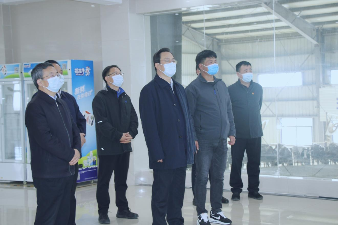 河南省人大常委會黨組書記、副主任孔昌生蒞臨花花牛魯山瑞亞牧場參觀調(diào)研 河南省人大常委會黨組書記、副主任孔昌生蒞臨花花牛魯山瑞亞牧場參觀調(diào)研