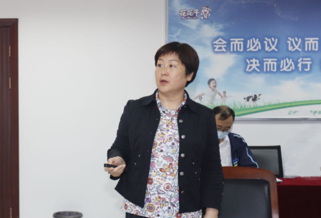 繼往開來 · 再創(chuàng)輝煌 | 花花牛乳業(yè)集團(tuán)召開9月營銷、養(yǎng)殖及飼料月度經(jīng)營工作會議