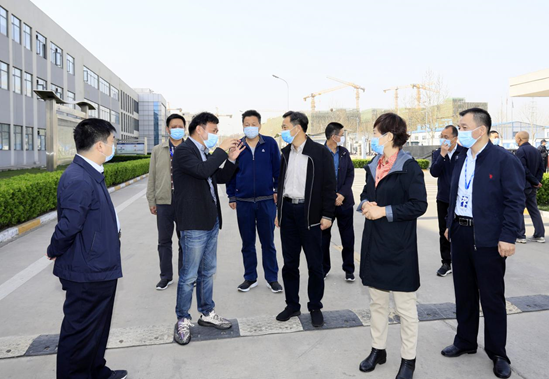 鄭州市人大副主任孫黎、市政府副市長李喜安一行 蒞臨花花牛開展“三送一強”活動