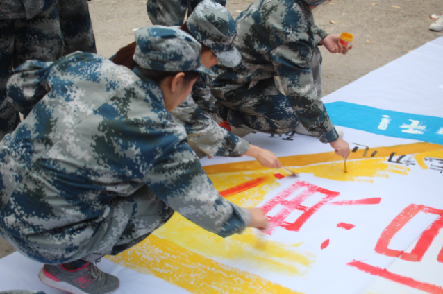 組織開展戶外拓展訓練活動