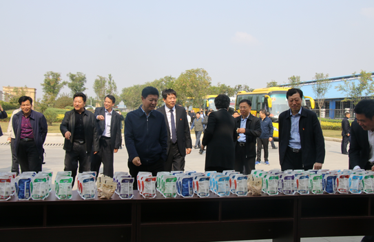 河南省農牧業產業扶貧工作觀摩團蒞臨花花牛集團·魯山瑞亞牧業有限公司參觀考察 河南省農牧業產業扶貧工作觀摩團蒞臨花花牛集團·魯山瑞亞牧業有限公司參觀考察