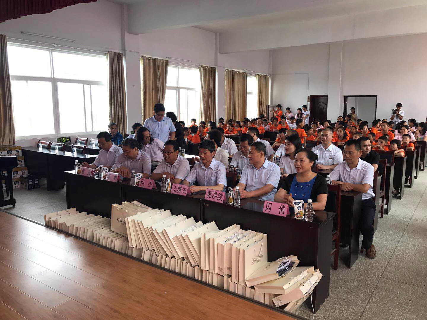 “關愛特殊兒童,讓愛灑滿人間—花花牛乳業(yè)集團2018中國小康牛奶行動” 公益助學泌陽捐贈儀式 “關愛特殊兒童,讓愛灑滿人間—花花牛乳業(yè)集團2018中國小康牛奶行動” 公益助學泌陽捐贈儀式