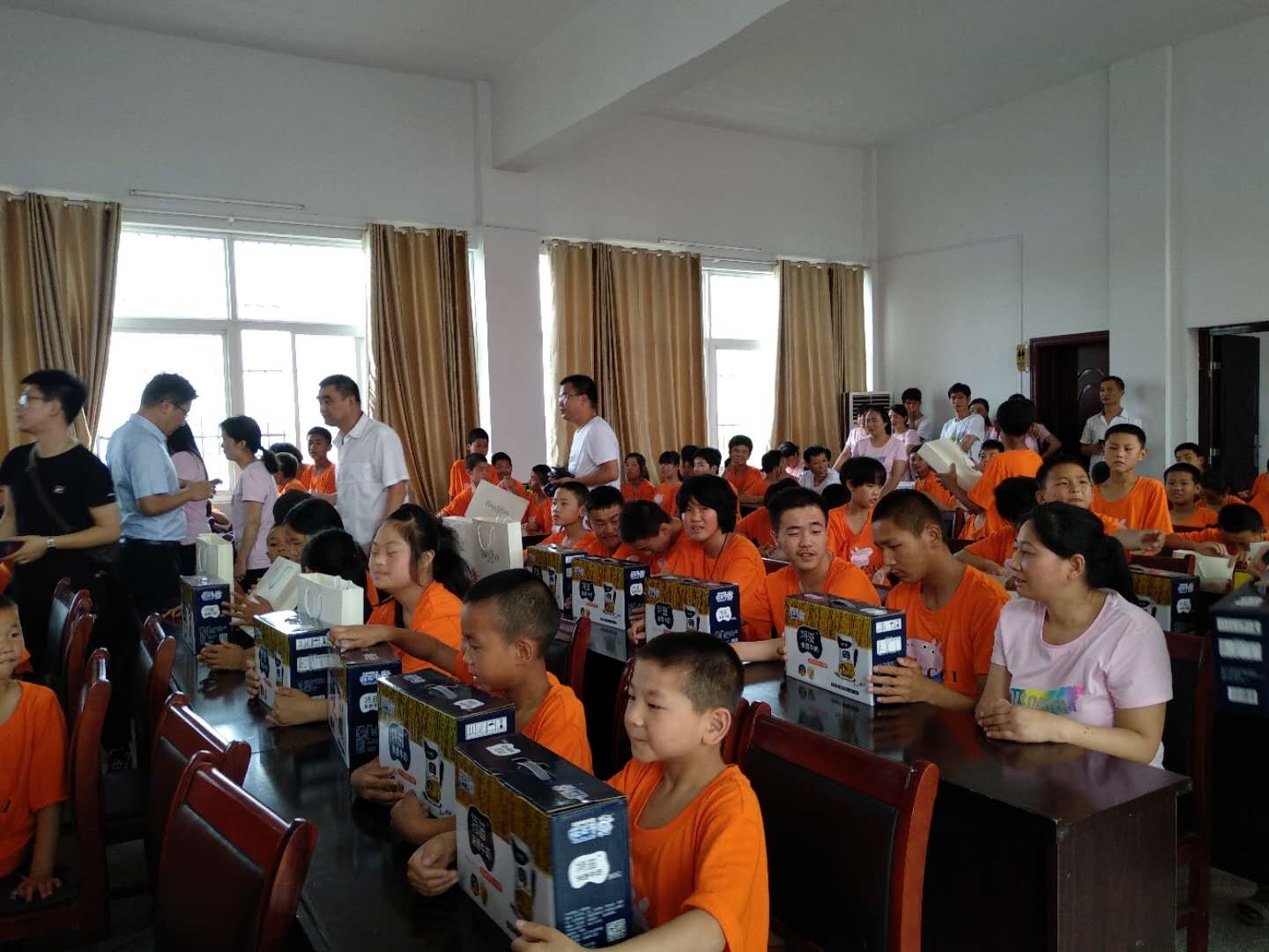 “關愛特殊兒童,讓愛灑滿人間—花花牛乳業(yè)集團2018中國小康牛奶行動” 公益助學泌陽捐贈儀式 “關愛特殊兒童,讓愛灑滿人間—花花牛乳業(yè)集團2018中國小康牛奶行動” 公益助學泌陽捐贈儀式