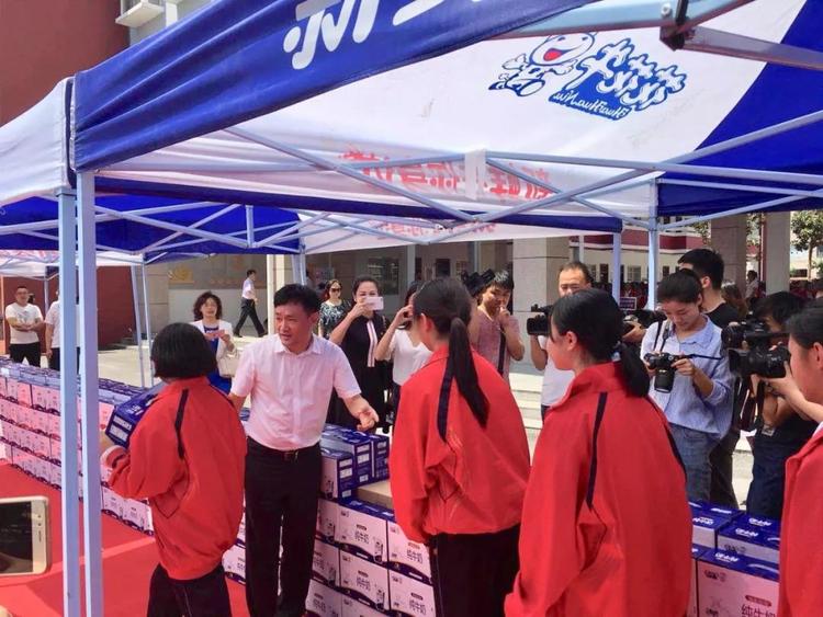 “健康中原，牛奶伴您行——花花牛乳業集團2018中國小康牛奶行動” 公益助學啟動儀式隆重舉行