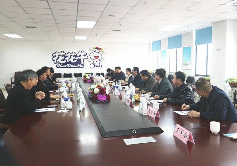 封丘縣縣長王獻臣一行蒞臨 花花牛集團養殖、乳品事業部參觀調研