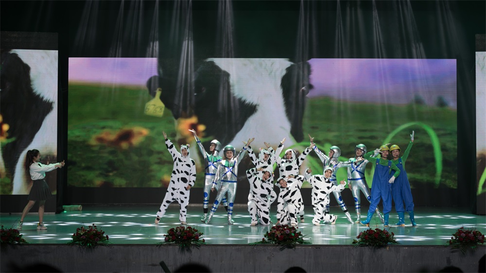 “不忘初心、聚力前行” 花花牛集團2018迎新春聯歡會隆重舉行